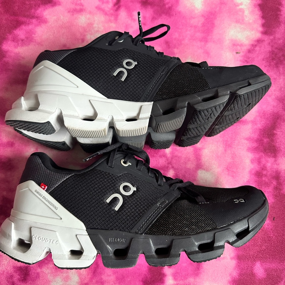 On Cloud Cloudflyer stabilizing running sneakers size 9